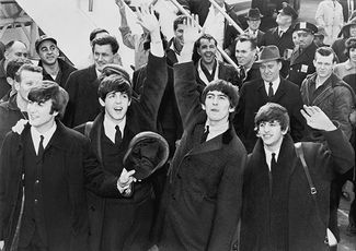 Beatles в аэропорту Нью-Йорка во время первых гастролей в США в 1964 году
