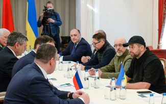 Российско-украинские переговоры в Беларуси 28 февраля 2022 года. Денис Киреев крайний слева в верхнем ряду