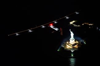 Solar Impulse 2 над статуей Свободы в Нью-Йорке. 10 июня 2016 года