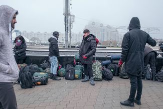Migrants outside of the shopping center in Minsk. November 13, 2021. 
