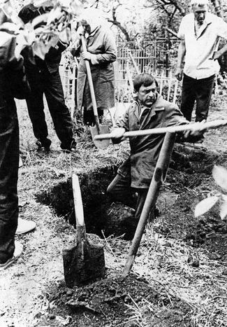 The first excavations in search of victims buried in Novoshakhtinsk, May 15, 1992