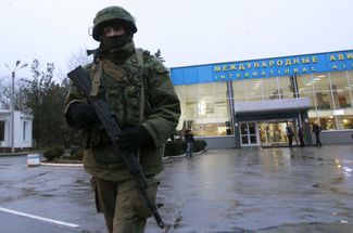 Российский военнослужащий в форме без опознавательных знаков у аэропорта Симферополя, 28 февраля 2014 года