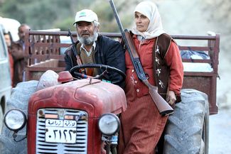 Вооруженные жители туркменской деревни возле сирийско-турецкой границы. Ноябрь 2015 года