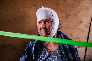 Женщина, пострадавшая в результате обстрела Северодонецка. 25 мая 2022 года<br>