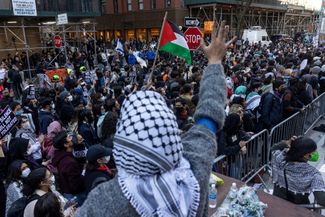 Студенты и преподаватели Университета Нью-Йорка призывают руководство вуза отказаться от связей с Израилем. Они объявили площадь на территории кампуса лагерем солидарности с жителями сектора Газа, 22 апреля 2024 года