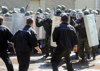 Учения групп быстрого реагирования по пресечению массовых беспорядков в исправительных учреждениях. Ростовская область, 26 июня 2013 года