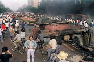 Бронетранспортеры, подожженные участниками столкновений рядом с площадью Тяньаньмэнь. 4 июня 1989 года