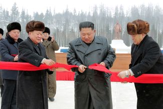 Уважаемый высший руководитель товарищ Ким Чен Ын перерезал ленту завершения строительства.
