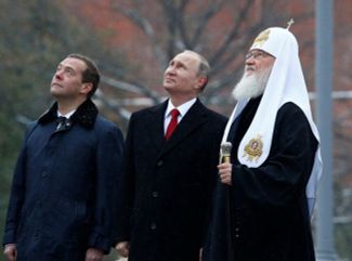 Премьер-министр Дмитрий Медведев, президент Владимир Путин и патриарх Кирилл на церемонии открытия памятника князю Владимиру, 4 ноября 2016 года
