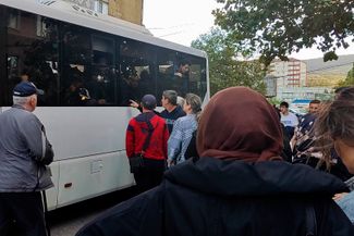 В Советский РОВД Махачкалы привезли задержанных при разгоне митингов протеста. 27 сентября 2022 года