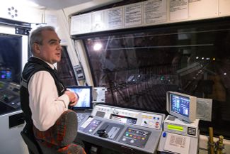 Первый поезд, оснащенный системой автопилотирования, в электродепо «Красная Пресня». Система автопилота не предполагает отсутствие машиниста, но берет основные функции по управлению на себя, Москва, 2016 год
