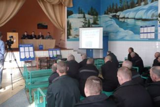 Заключенные в колонии ИК-3 во время визита в колонию министра труда и занятости населения Оренбургской области Вячеслава Кузьмина