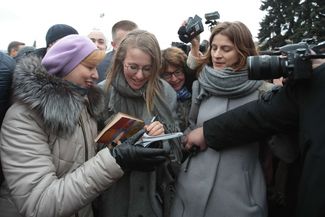 Ксения Собчак на митинге в защиту Европейского университета (ее выступление сопровождалось криками «Позор!»). Санкт-Петербург, 11 ноября 2017 года