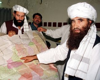 Джалалуддин Хаккани (справа) и его сын Сираджуддин во время визита в Пакистан. Октябрь 2001 года