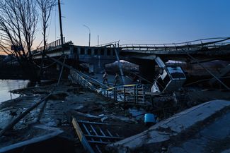 Разрушенный мост в Ирпене, 10 марта 2022 года