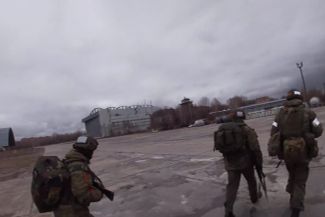 Российские десантники в аэропорту Антонов под Киевом в первые дни вторжения в Украину