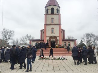 Похороны жертв теракта в Кизляре у собора Георгия Победоносца, 20 февраля 2018 года