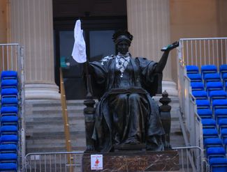 Активисты надели арафатку, символ пропалестинского движения, на статую, олицетворяющую Колумбийский университет (Alma Mater)