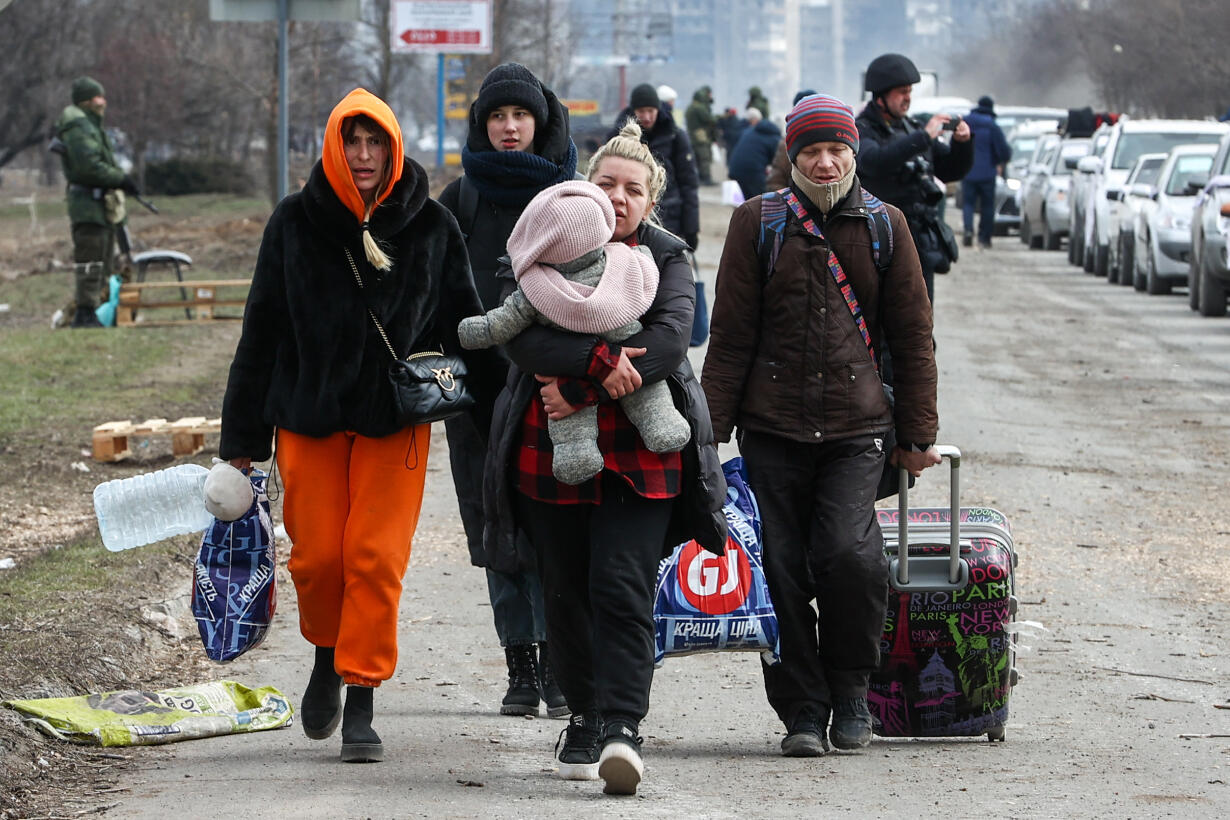 Украина обвиняет Россию в депортации 700 тысяч человек. Москва называет это  эвакуацией. Люди рассказывают о фильтрационных лагерях — Meduza