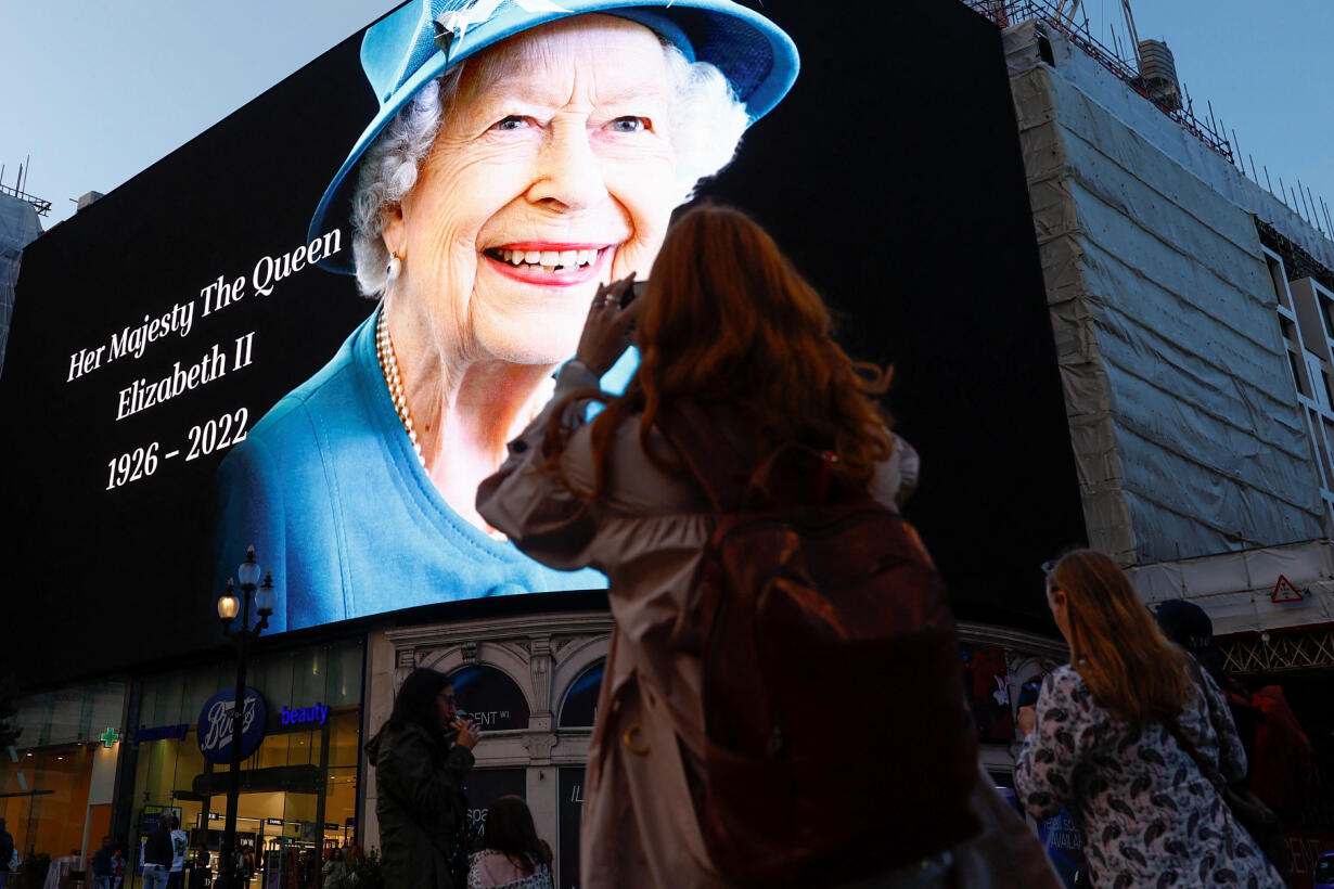 Не только «God Save the Queen»: 10 песен о Елизавете II, в которых ее и  превозносят, и уничтожают От музыкального репортажа с коронации до снов о  совместном чаепитии — Meduza