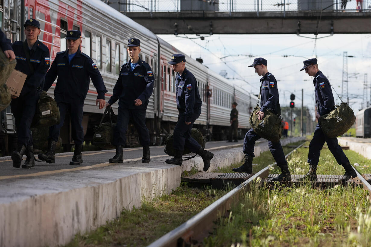 Ну все, я поехал на фронт» Первых мобилизованных россиян уже увезли на  подготовку перед отправкой в Украину. Вот как это происходило в Бурятии —  Meduza