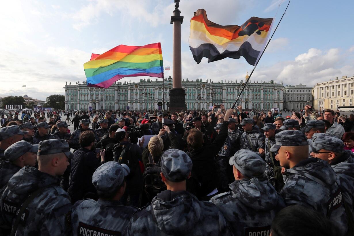 Все, «гей-пропаганда» (что бы это ни значило) теперь в России под полным  запретом. Кого, как и за что будут наказывать? Хотя бы предположительно —  Meduza