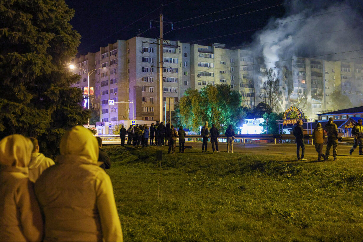 В Иркутске военный самолет упал на двухэтажный дом. Двое пилотов погибли —  Meduza