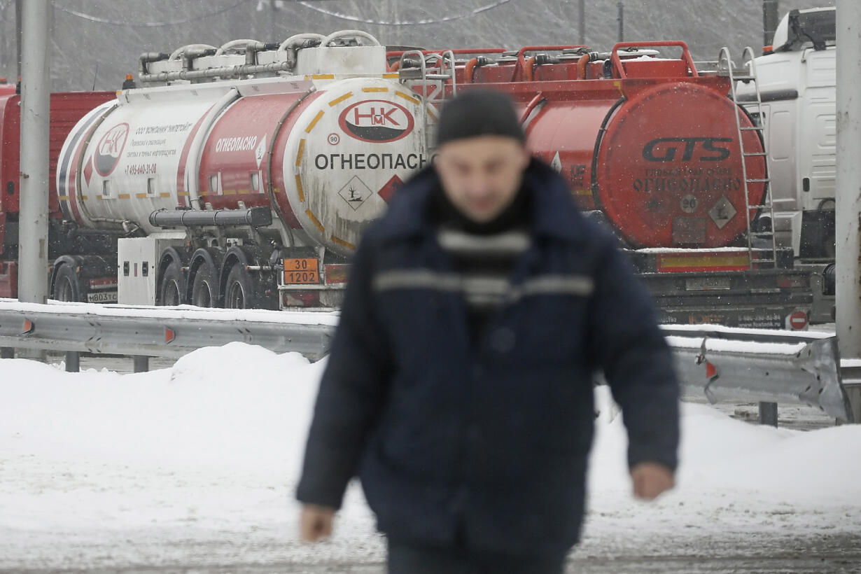 Год назад Россия начала стремительно отказываться от поставок своего газа в  Европу. Кто же в итоге пострадал больше: Евросоюз или «Газпром»? И как  вышло, что до сих пор не прерван экспорт через