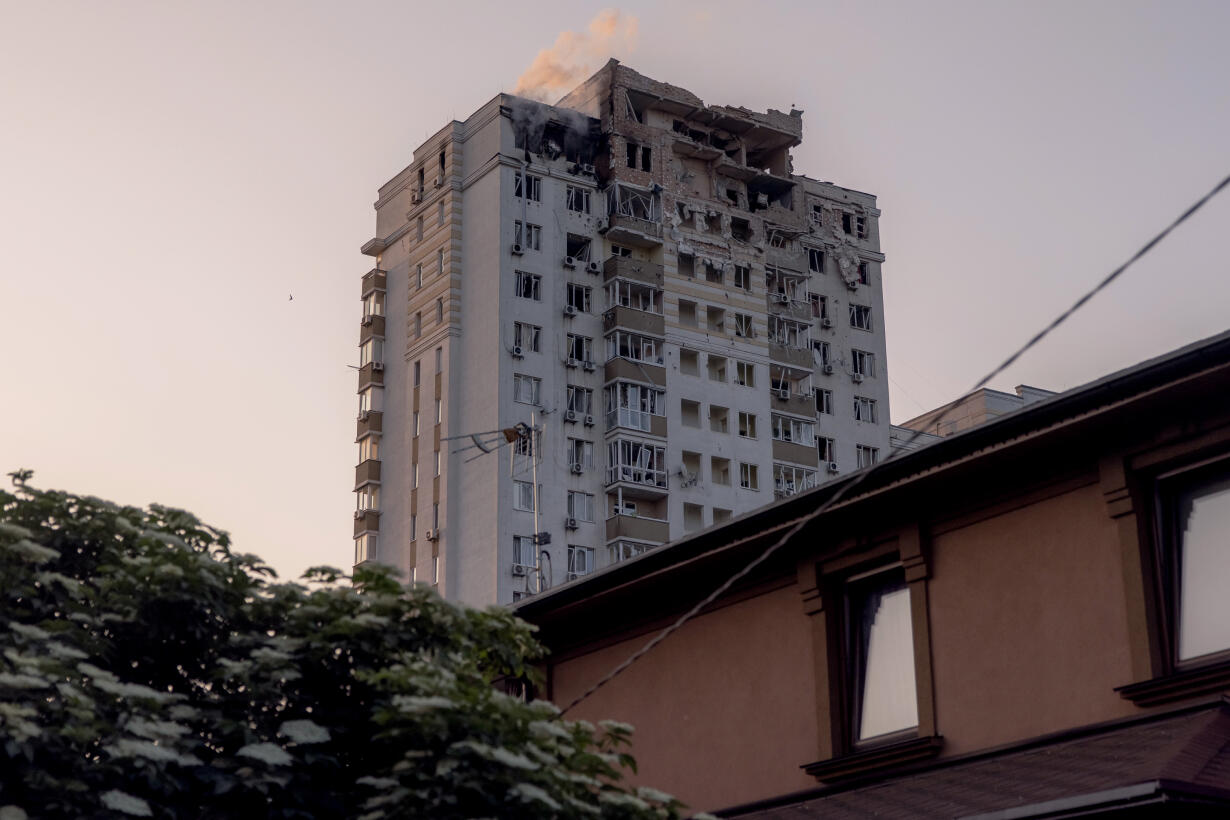 В Москве в жилые дома попали беспилотники. В Подмосковье сбиты несколько  дронов — Meduza