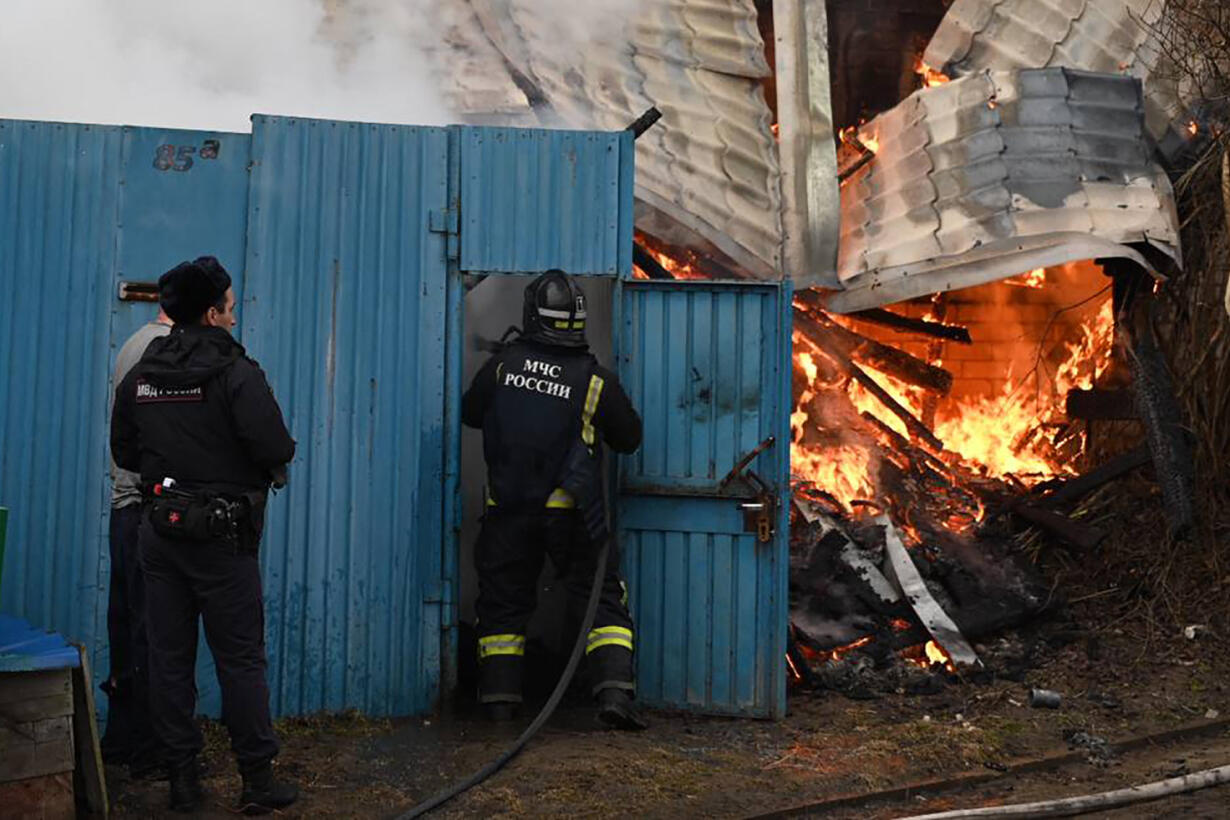 Сложился как карточный домик» В Белгороде обрушился подъезд жилого дома —  погибли 15 человек. Вот что происходило после этого. Репортаж 7×7 — Meduza