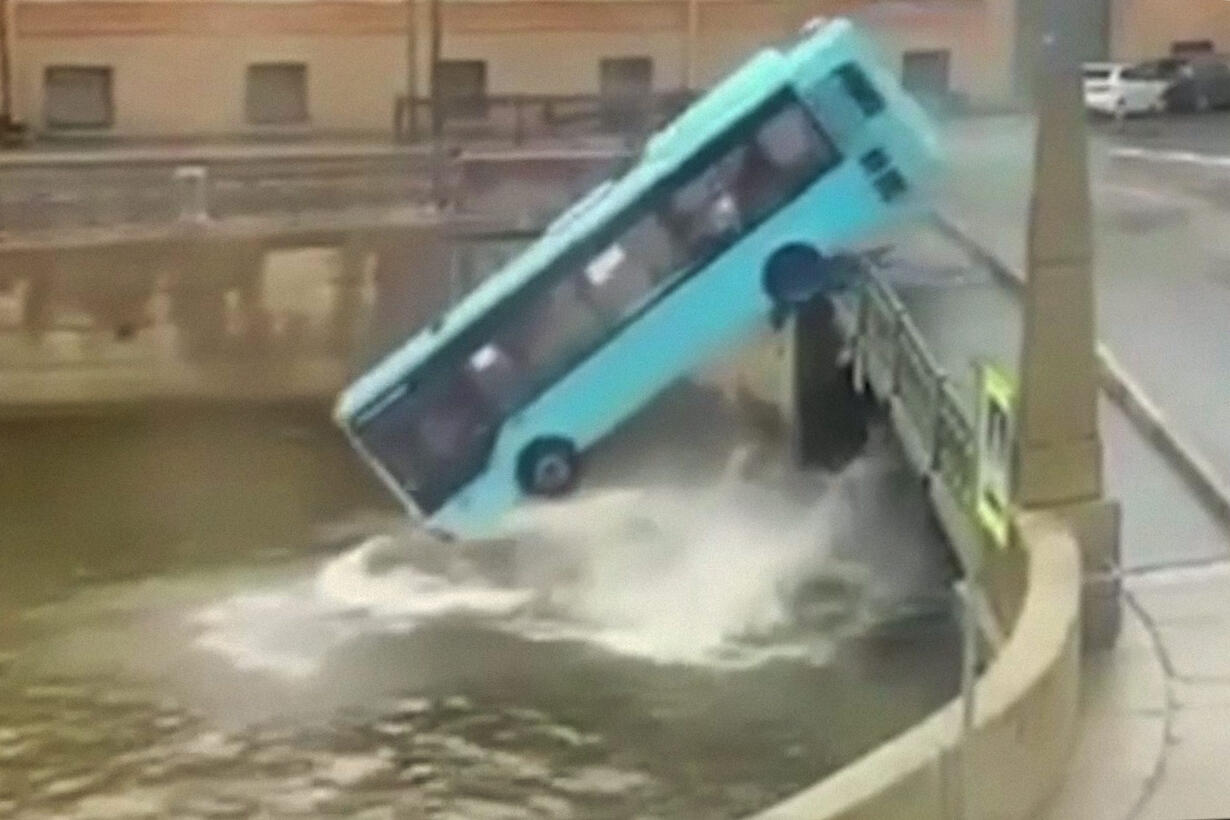 Водителя автобуса, упавшего в Мойку, обвинили в незаконной легализации  мигрантов — Meduza