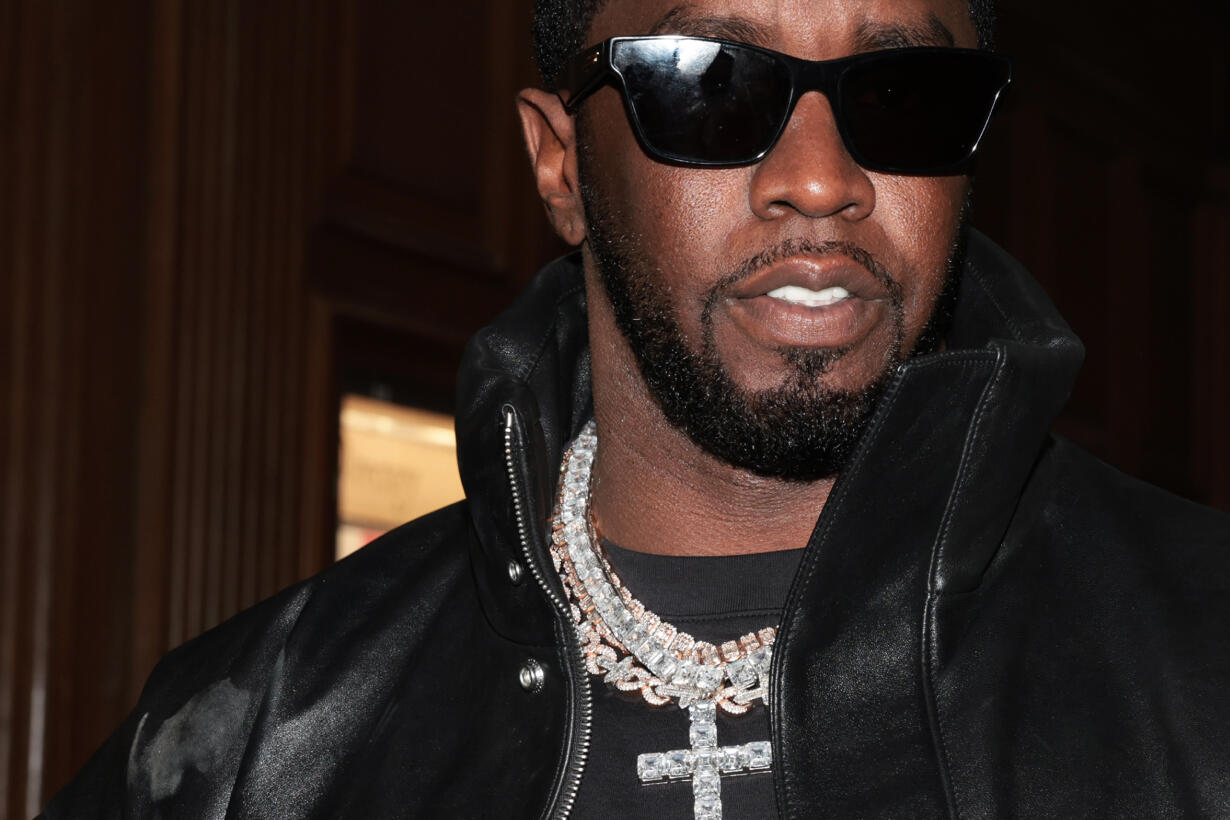 Изнасилование школьницы Рэпера Jay-Z обвинили в изнасиловании 13-летней девочки на вечеринке рэпера  Дидди в 2000 году. В суд подан гражданский иск — Meduza