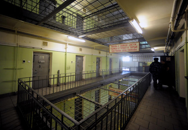 Так совершается побег: в Уральске заключённые проникли в женскую камеру через дыру в стене