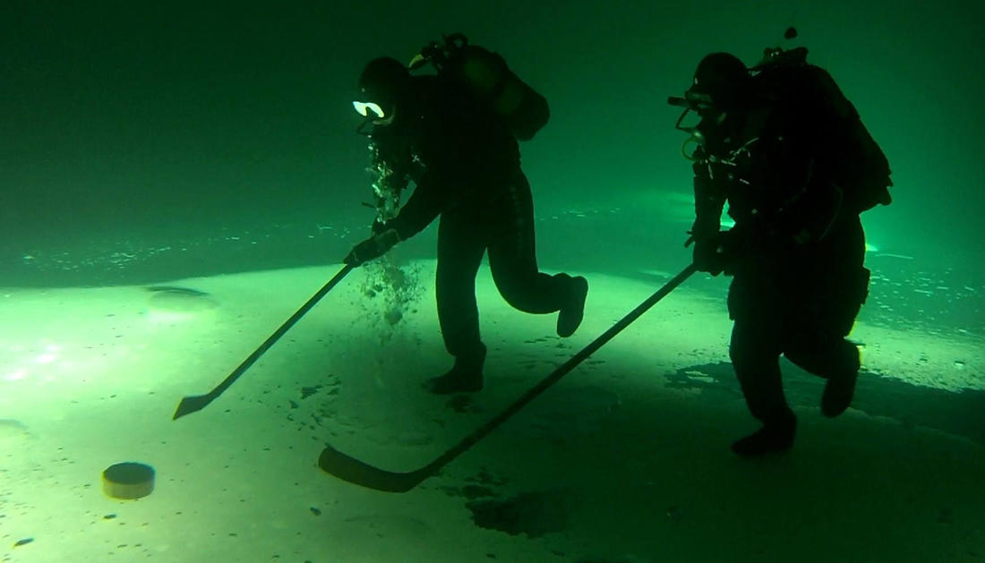 У многих видов спорта есть подводные аналоги. Хоккей подо льдом. Подводный хоккей Байкал. Подводный хоккей подо льдом. Дайвинг в Кузбассе.