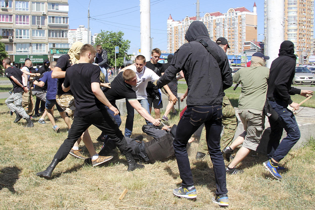 Марш длиной в полчаса После срыва гей-парада в Киеве задержаны 25 человек —  Meduza