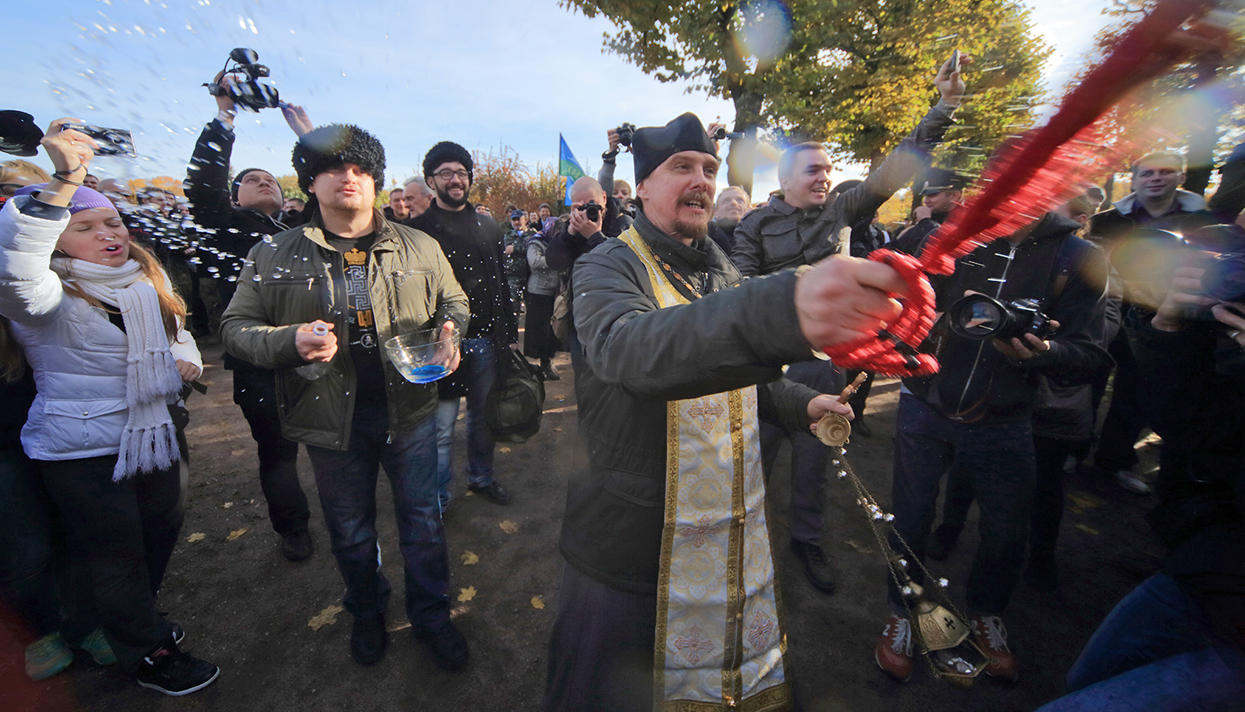 Очередные успехи общественности В Петербурге появились новые «охотники на  геев». Репортаж Даниила Туровского — Meduza