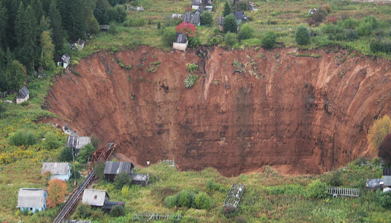 Russia S Ever Growing Sink Hole Feet Wide This Monster Is Gobbling Up A Tiny Neighborhood