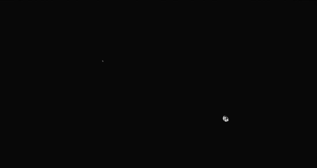 Як виглядають Землю і Місяць з відстані восьми мільйонів кілометрів - фото 1