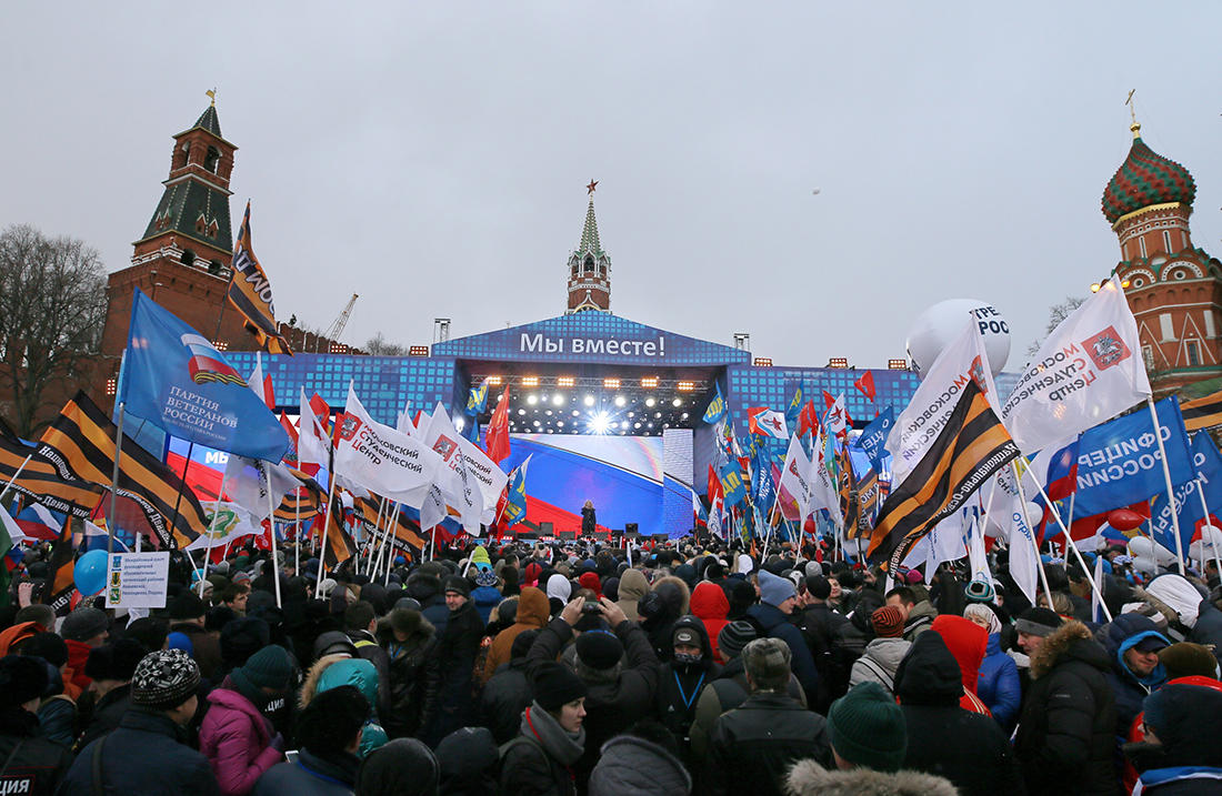 Проходим в порядке живой очереди В Москве отметили вторую годовщину  аннексии Крыма. Репортаж Ильи Азара — Meduza