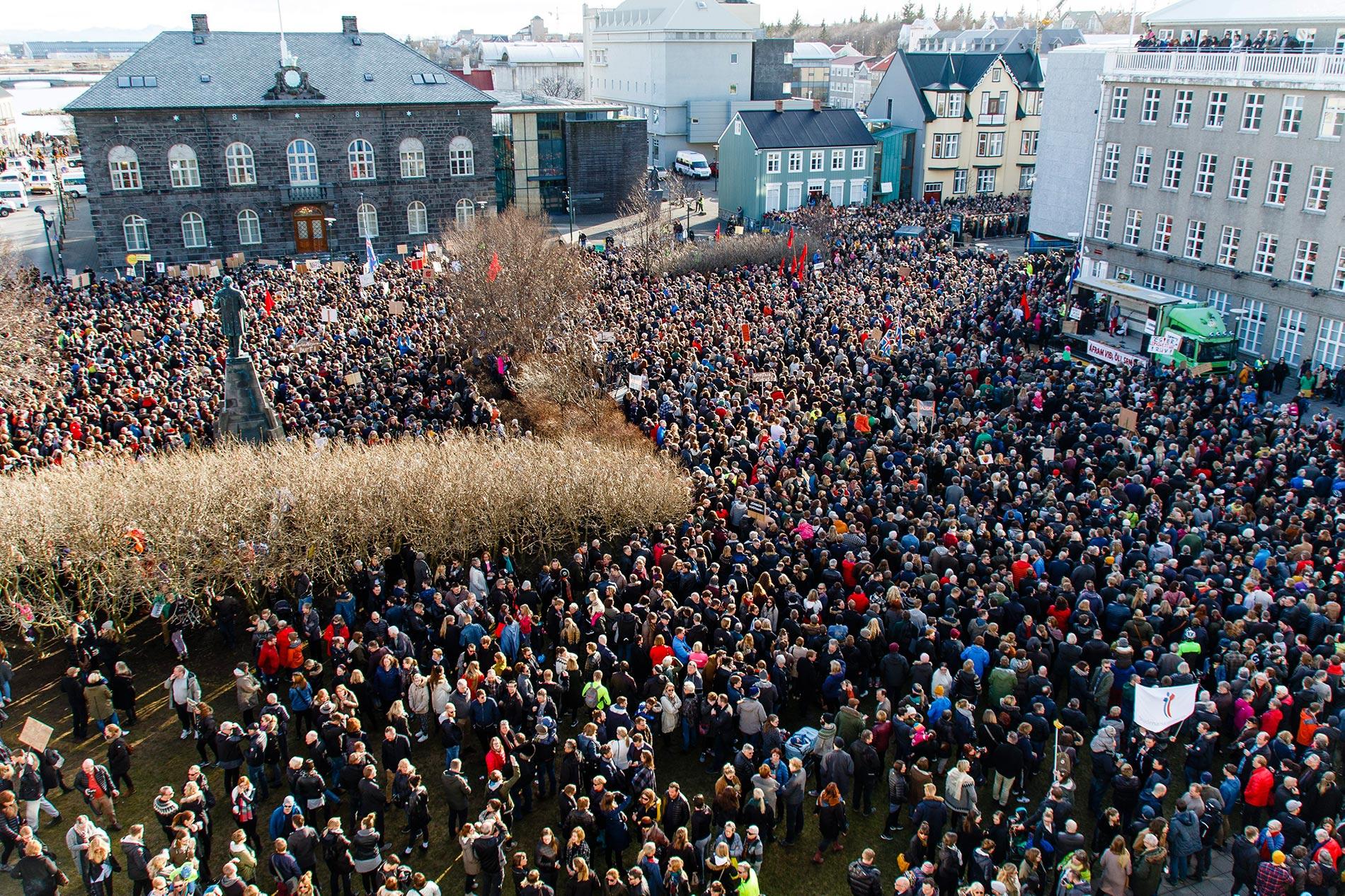 Ісландці влаштували мітинг через прем'єра, який 
