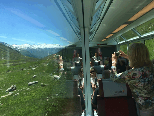 У Glacier Express панорамные окна, за восемь часов он проезжает мимо лугов, тоннелей, коров и ледников (швейцарский джентльменский набор)