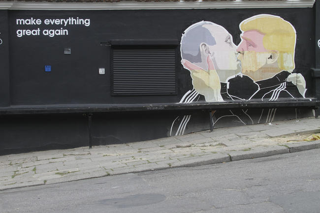 Трамп больше не целует Путина. В Вильнюсе замазали скандальное граффити с президентом России и американским миллиардером