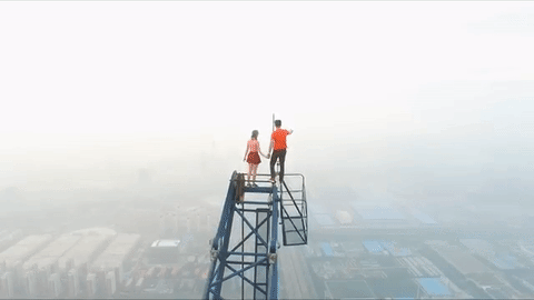 Российские экстремалы забрались на стрелу крана на вершине 600-метровой стройки