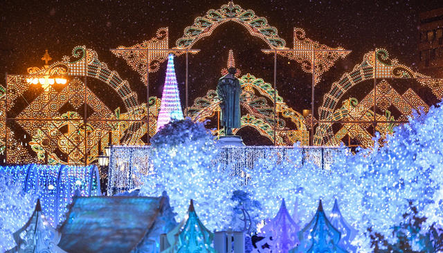 Новогодняя иллюминация на Пушкинской площади