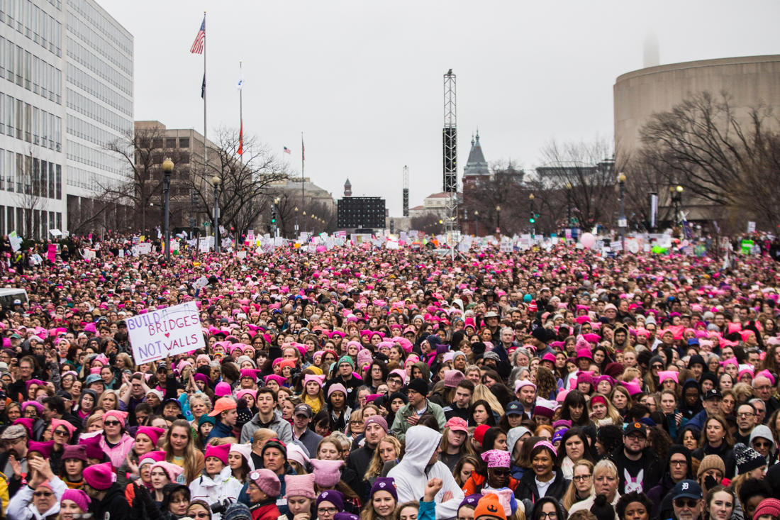 Чел заехал в митинг феминисток. Марш феминисток в США. Митинг феминисток в США. Забастовка женщин.