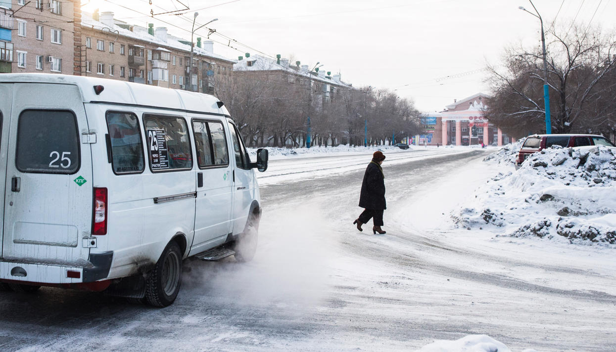 Крыши домов дороги все было усыпано снегом