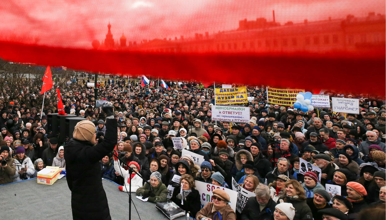 Питерские депутаты организовали большой протестный митинг. Теперь их  помощников не пускают на рабочие места в парламенте — Meduza