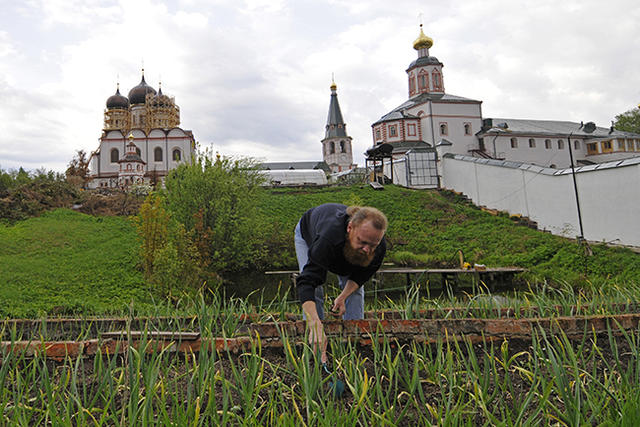 Монастырь можно. Трудник в монастыре. Трудники в монастыре мужском. Трудники в монастыре мужском монастыре Великий Новгород. Трудятся в монастыре.