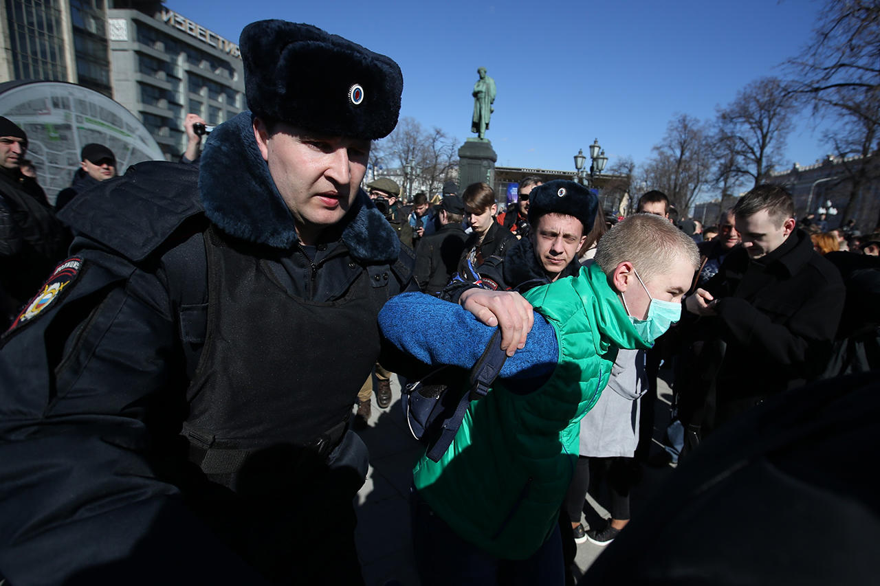 «В следующий раз мне бы хотелось пойти вместе с ним» На акциях протеста 26  марта было много подростков. Что об этом думают их родители? — Meduza