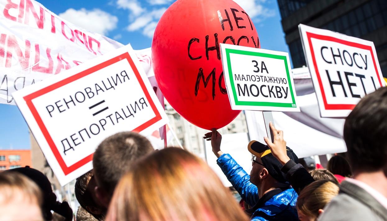 Как прошел митинг против сноса пятиэтажек в Москве и как не пустили на  сцену Алексея Навального. Репортаж «Медузы» — Meduza